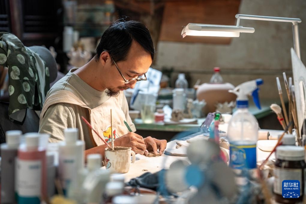 从飞檐到摆件：云南“瓦猫”的艺术蜕变