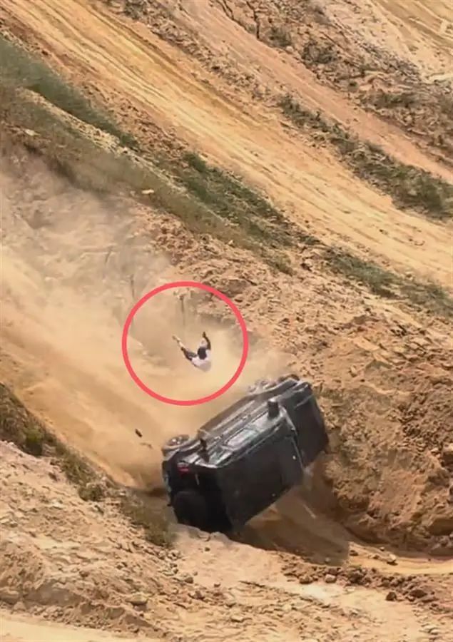 惊险!昆明一越野车赛有车辆翻滚人员甩出,官方回应 惊险!昆明一越野车赛有车辆翻滚人员甩出,官方回应