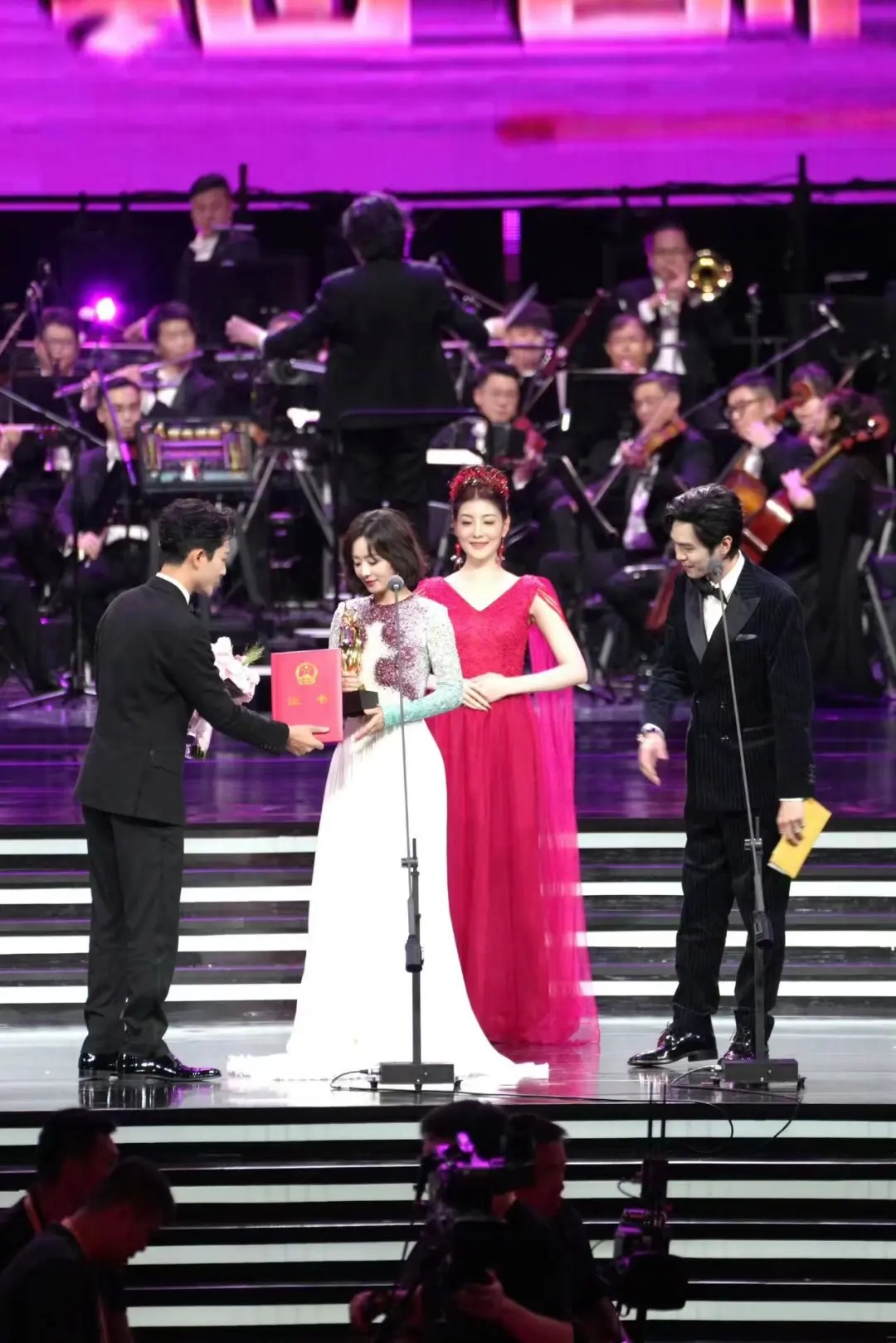 赵丽颖获“飞天奖”，本人深夜发文回应