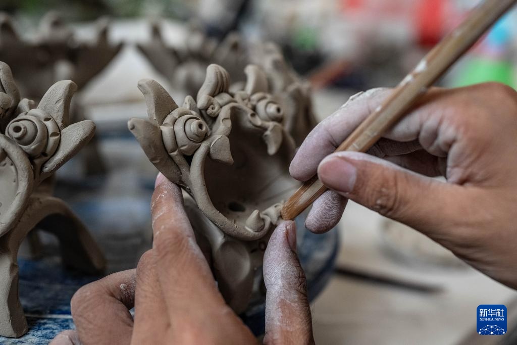 从飞檐到摆件：云南“瓦猫”的艺术蜕变