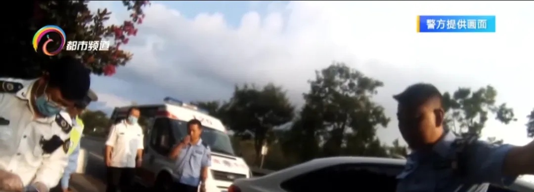 一男子高速路上突发不适,下车用塑料袋蒙头?交警发现是这症状...... 一男子高速路上突发不适,下车用塑料袋蒙头?交警发现是这症状......