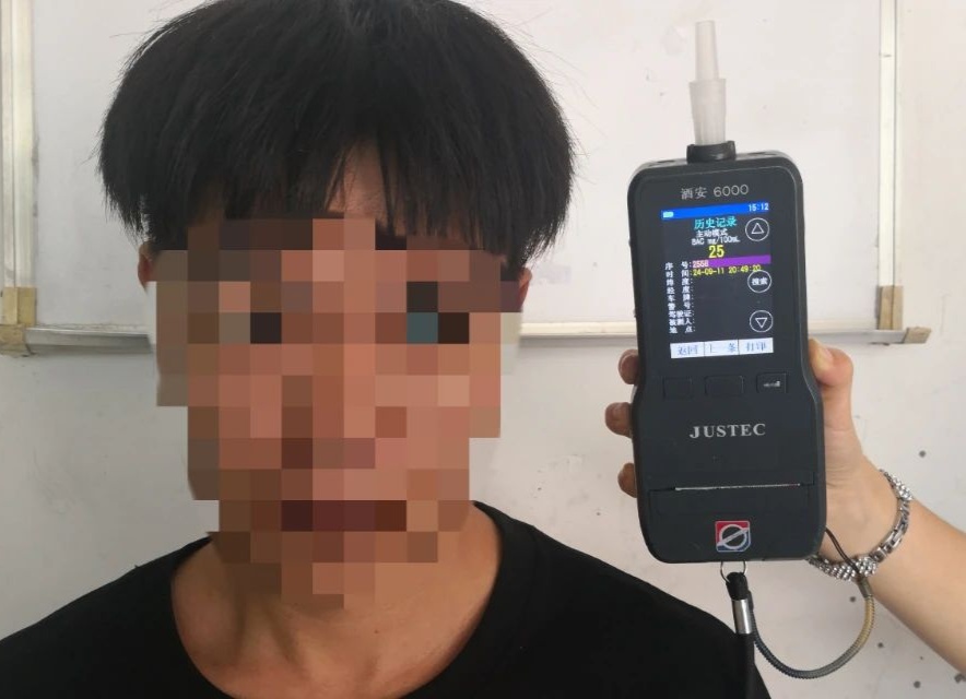 “喝酒就跟喝水似的，没事的。”结果开车出门没多远就被查获！