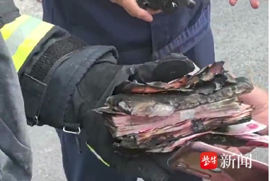 疑似手机充电引发火灾,消防员徒手扒废墟找回户主积蓄 疑似手机充电引发火灾,消防员徒手扒废墟找回户主积蓄