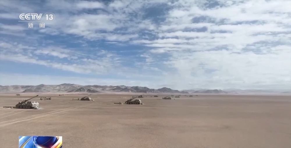 直击演训场!新疆军区开展多炮型实弹射击演练 直击演训场!新疆军区开展多炮型实弹射击演练