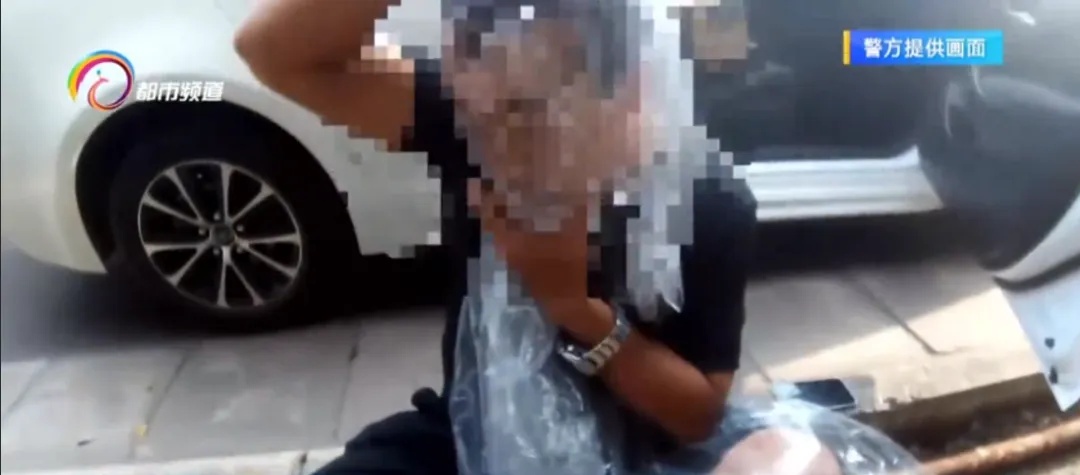 一男子高速路上突发不适,下车用塑料袋蒙头?交警发现是这症状...... 一男子高速路上突发不适,下车用塑料袋蒙头?交警发现是这症状......