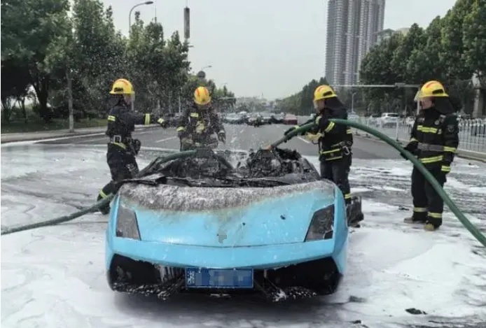地下停车场内豪车自燃,百万座驾被烧得面目全非 地下停车场内豪车自燃,百万座驾被烧得面目全非
