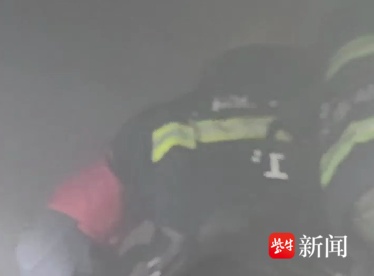 疑似手机充电引发火灾,消防员徒手扒废墟找回户主积蓄 疑似手机充电引发火灾,消防员徒手扒废墟找回户主积蓄