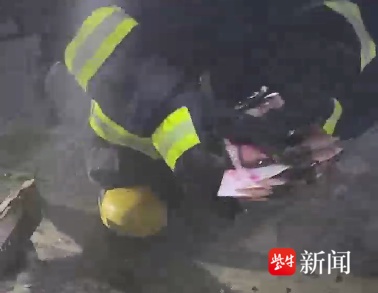 疑似手机充电引发火灾,消防员徒手扒废墟找回户主积蓄 疑似手机充电引发火灾,消防员徒手扒废墟找回户主积蓄