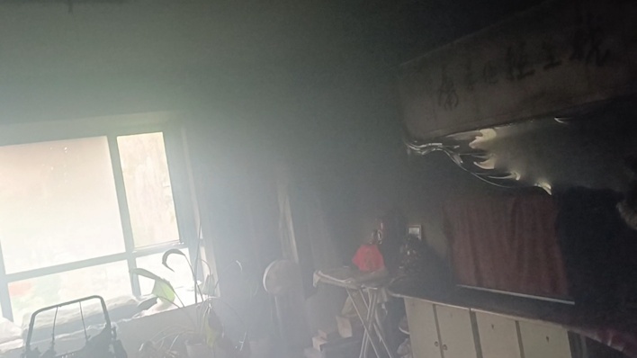 “不要跳窗!”火灾中的一通电话,让他成功避险 “不要跳窗!”火灾中的一通电话,让他成功避险