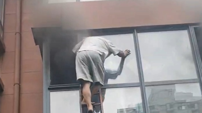 “不要跳窗!”火灾中的一通电话,让他成功避险 “不要跳窗!”火灾中的一通电话,让他成功避险