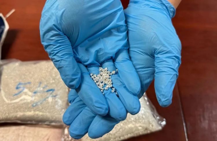 总重30千克!广州海关查获一名旅客违规超量携带白银制品进境案 总重30千克!广州海关查获一名旅客违规超量携带白银制品进境案