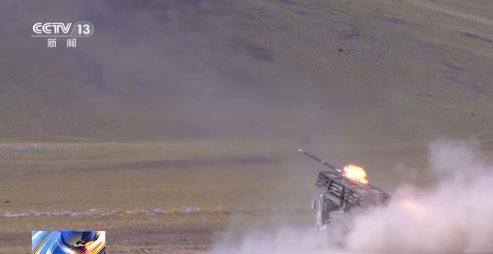 直击演训场!新疆军区开展多炮型实弹射击演练 直击演训场!新疆军区开展多炮型实弹射击演练
