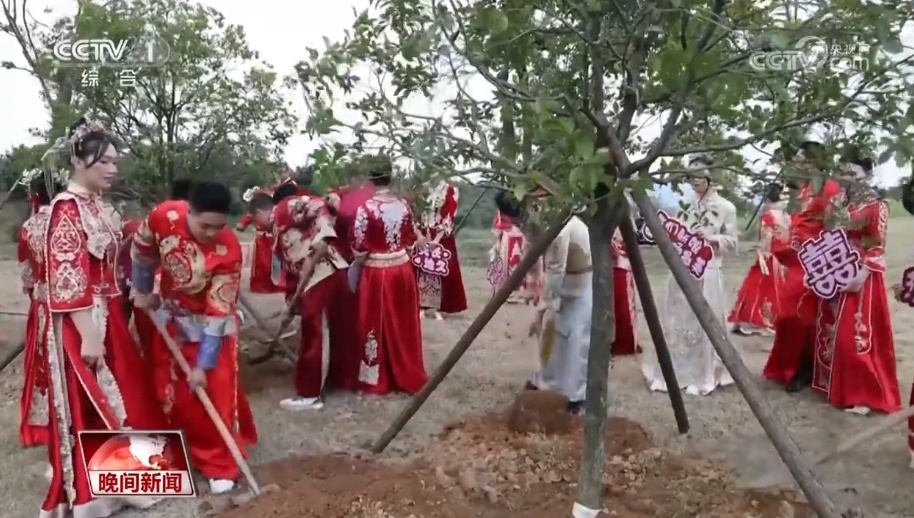 超甜！“集体婚礼”规模盛大 一起感受中式浪漫