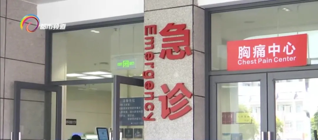 一男子高速路上突发不适,下车用塑料袋蒙头?交警发现是这症状...... 一男子高速路上突发不适,下车用塑料袋蒙头?交警发现是这症状......