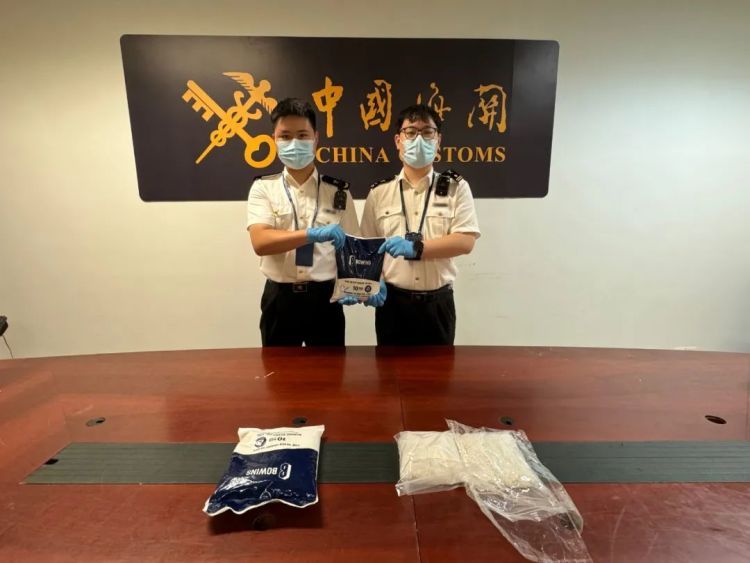 总重30千克!广州海关查获一名旅客违规超量携带白银制品进境案 总重30千克!广州海关查获一名旅客违规超量携带白银制品进境案