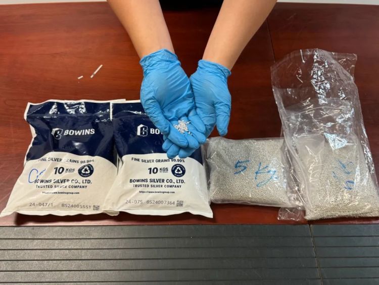 总重30千克!广州海关查获一名旅客违规超量携带白银制品进境案 总重30千克!广州海关查获一名旅客违规超量携带白银制品进境案