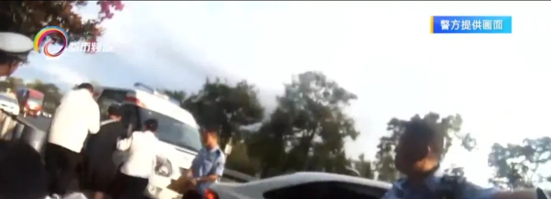 一男子高速路上突发不适,下车用塑料袋蒙头?交警发现是这症状...... 一男子高速路上突发不适,下车用塑料袋蒙头?交警发现是这症状......