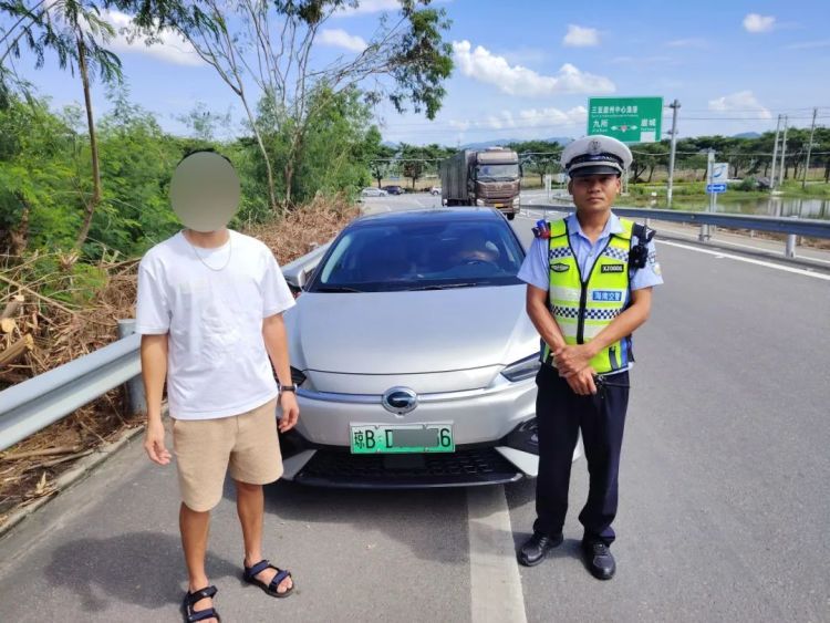 危险！高速公路上车辆故障不放警示牌，司机：我忘记带了……