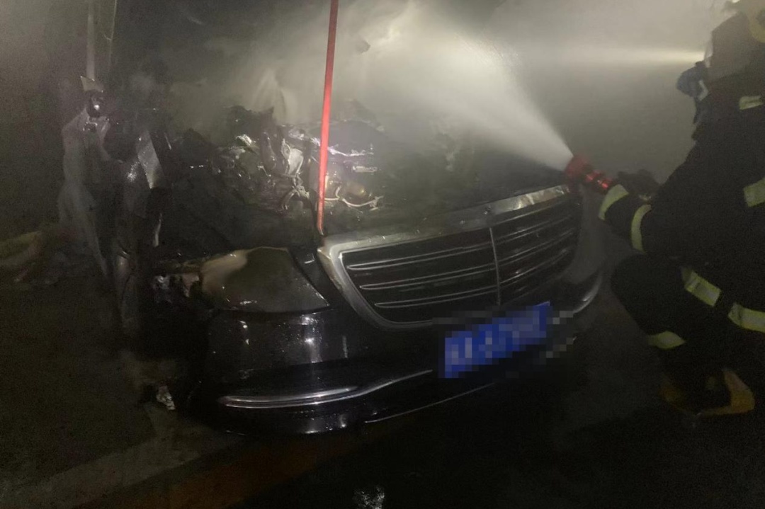 地下停车场内豪车自燃,百万座驾被烧得面目全非 地下停车场内豪车自燃,百万座驾被烧得面目全非