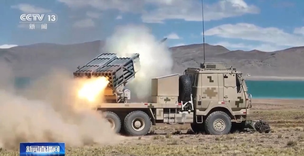 直击演训场!新疆军区开展多炮型实弹射击演练 直击演训场!新疆军区开展多炮型实弹射击演练