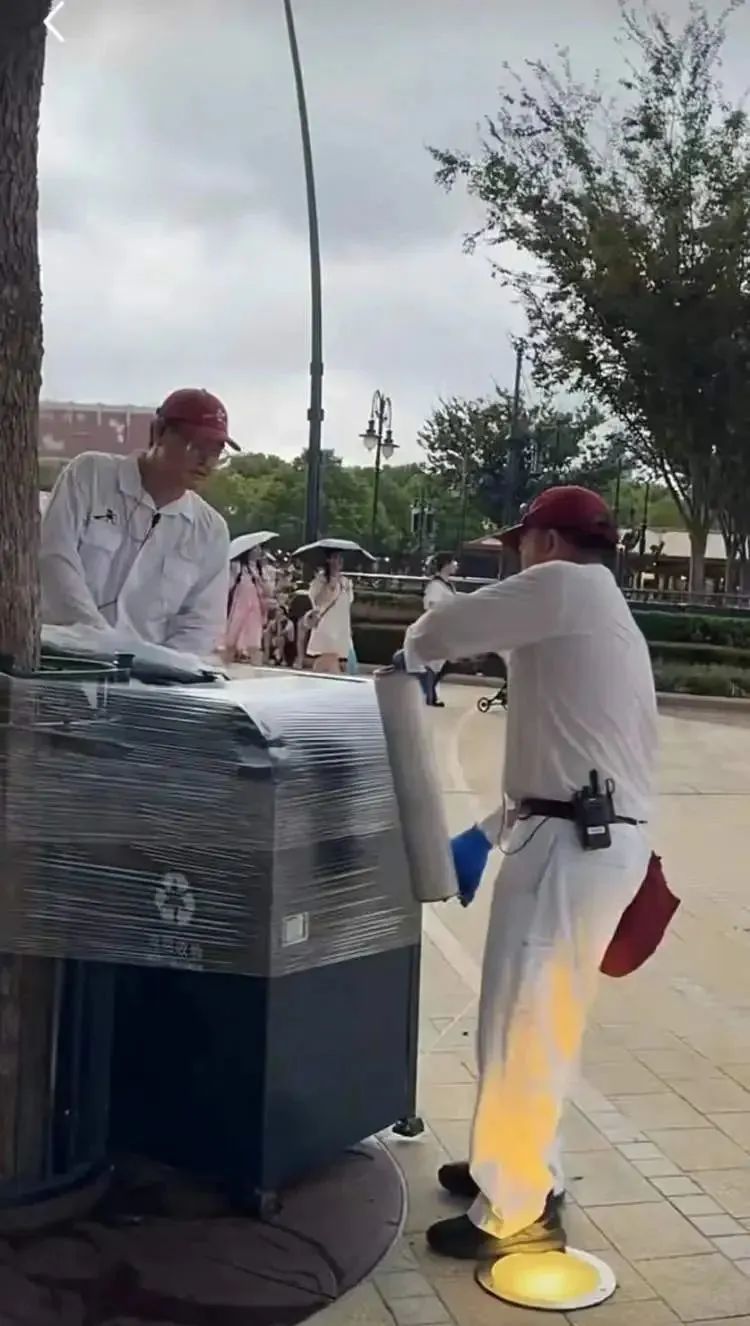 从“最安全”到“会说话”，迪士尼垃圾桶再升级！会“追”着游客要“吃”掉空瓶子