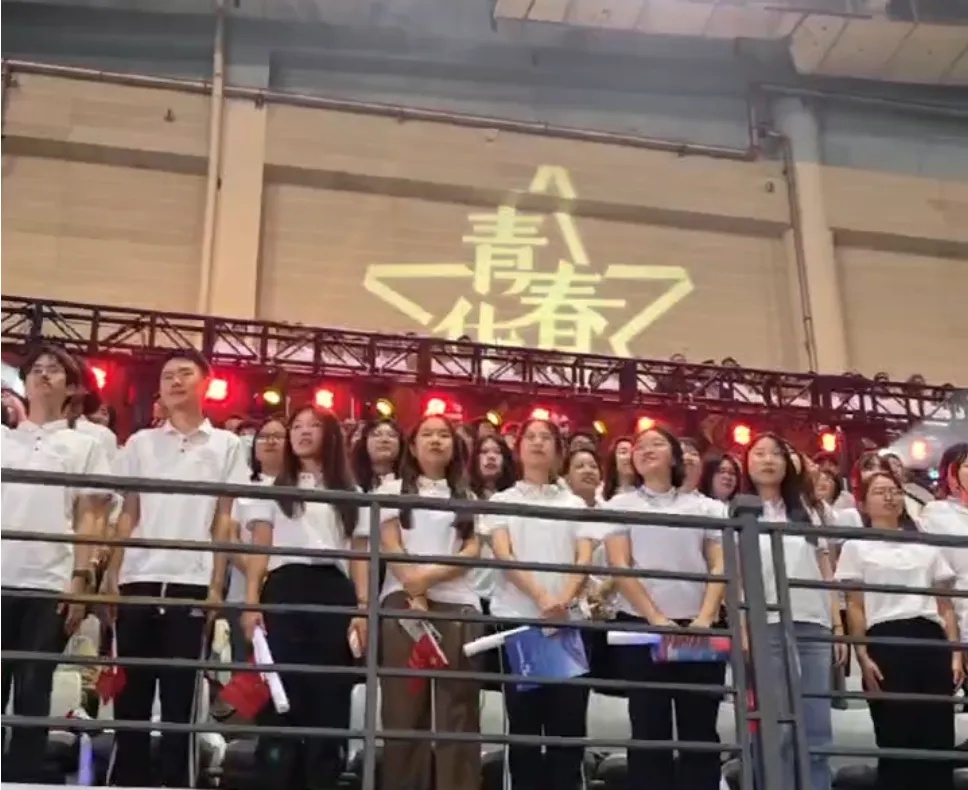 全场笑了！陈梦PK大学生先“掉球”，最后结果……