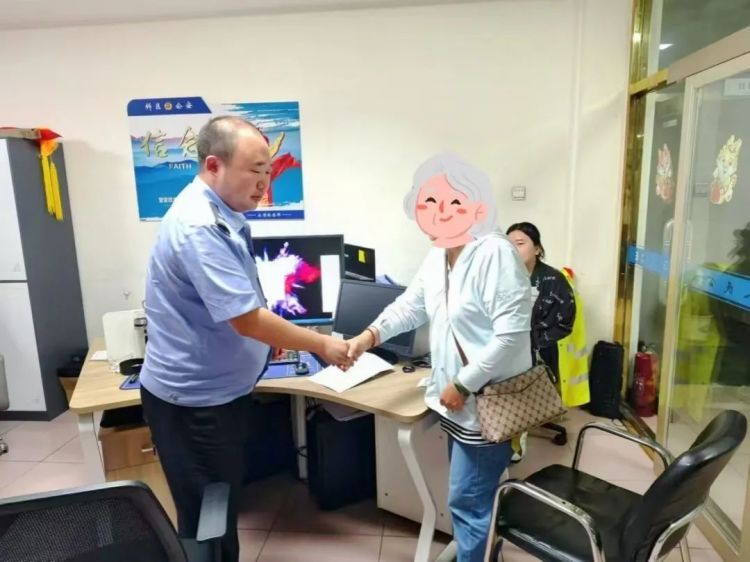 揭穿“假警察”骗局 王阿姨的50万保住啦! 揭穿“假警察”骗局 王阿姨的50万保住啦!