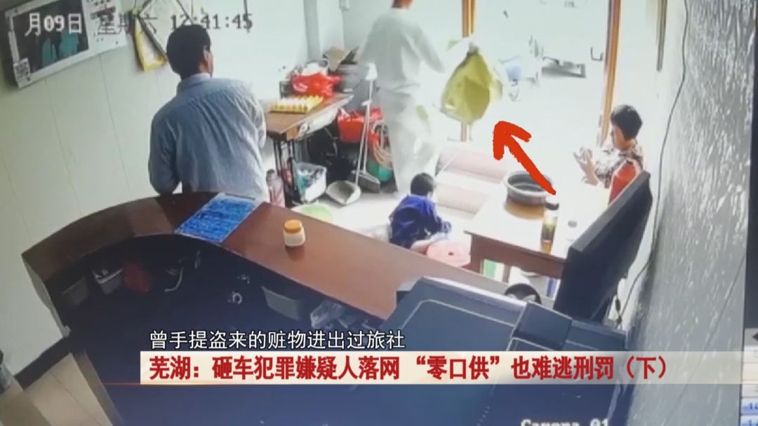 车内近百条香烟被盗,监控拍下砸车男子!警方揭开神秘男子身份... 车内近百条香烟被盗,监控拍下砸车男子!警方揭开神秘男子身份...