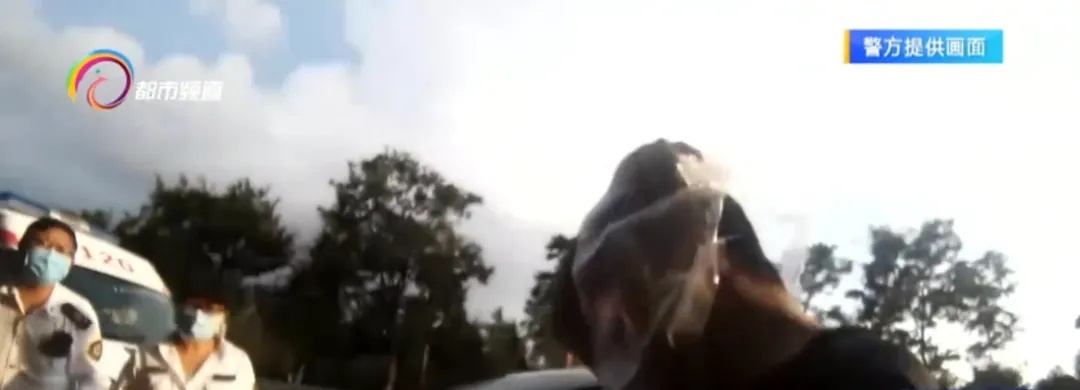 一男子高速路上突发不适,下车用塑料袋蒙头?交警发现是这症状...... 一男子高速路上突发不适,下车用塑料袋蒙头?交警发现是这症状......