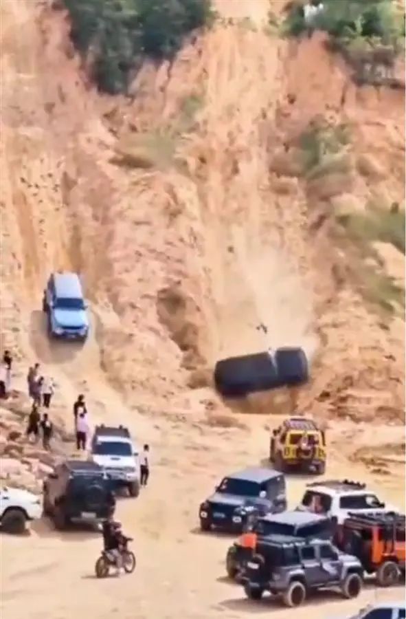 人直接从车内被甩出……紧急叫停！警方介入