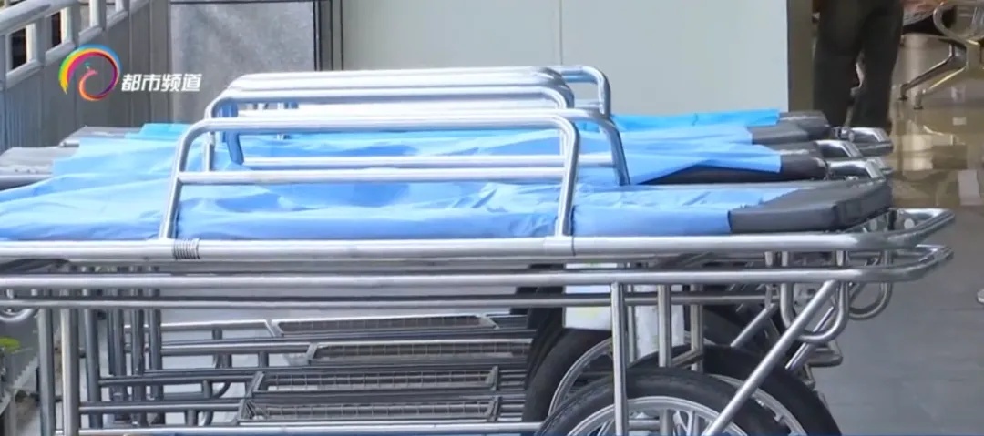 一男子高速路上突发不适,下车用塑料袋蒙头?交警发现是这症状...... 一男子高速路上突发不适,下车用塑料袋蒙头?交警发现是这症状......