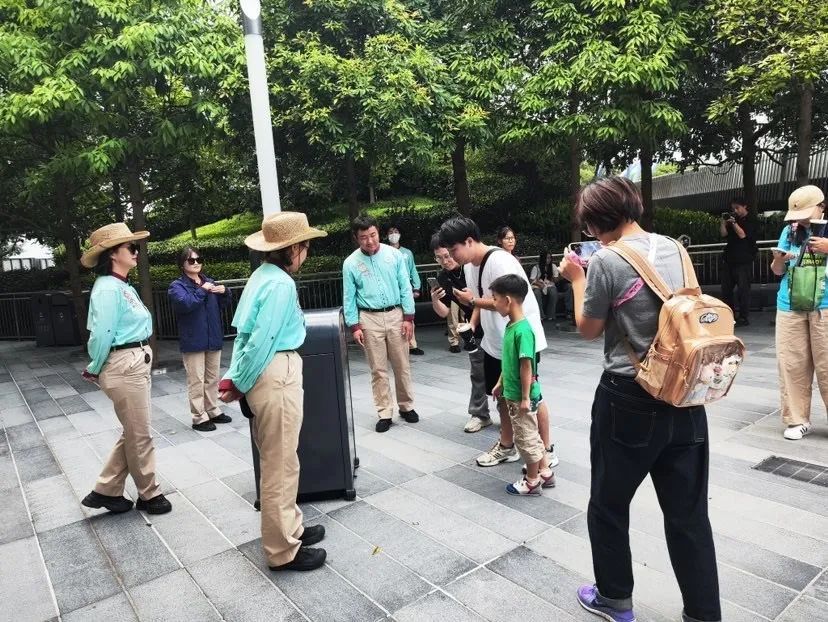 从“最安全”到“会说话”，迪士尼垃圾桶再升级！会“追”着游客要“吃”掉空瓶子