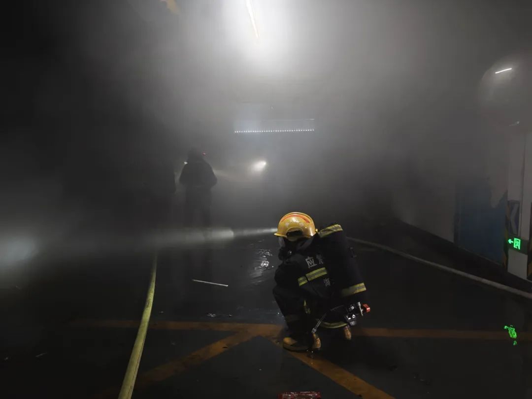 地下停车场内豪车自燃,百万座驾被烧得面目全非 地下停车场内豪车自燃,百万座驾被烧得面目全非
