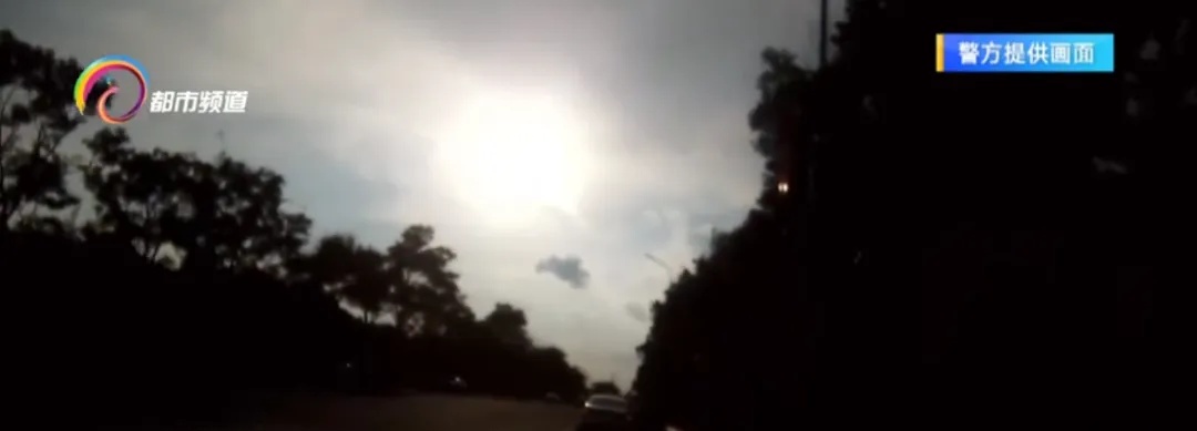 一男子高速路上突发不适,下车用塑料袋蒙头?交警发现是这症状...... 一男子高速路上突发不适,下车用塑料袋蒙头?交警发现是这症状......