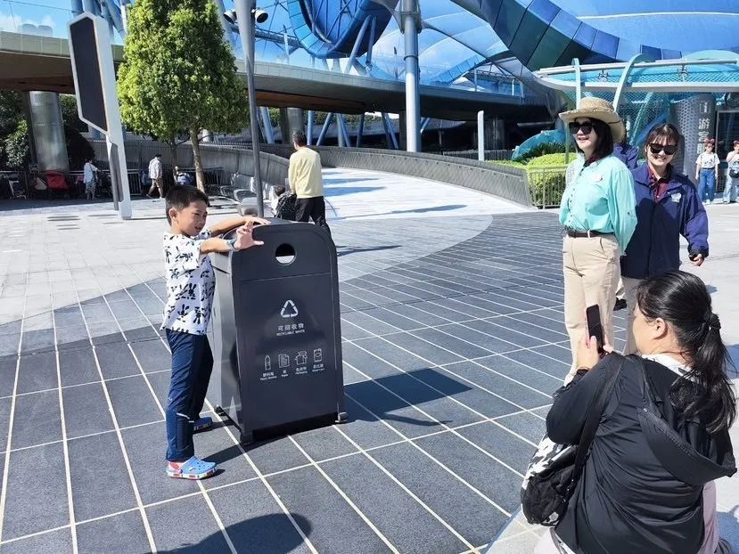 从“最安全”到“会说话”，迪士尼垃圾桶再升级！会“追”着游客要“吃”掉空瓶子