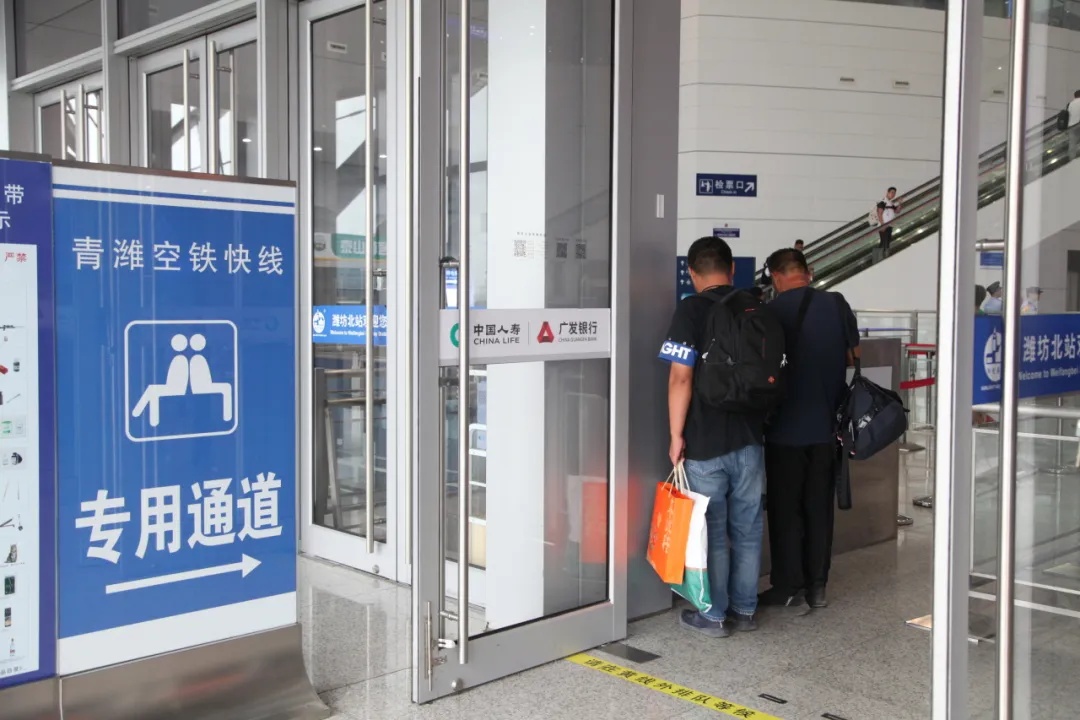 在潍坊,行李如何从高铁站直达客机腹舱→ 在潍坊,行李如何从高铁站直达客机腹舱→