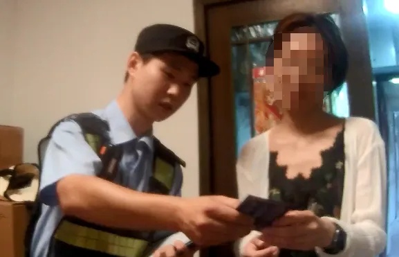 女子接到"警察"电话, 对着手机怒吼: 要抓我, 拿出证据来!