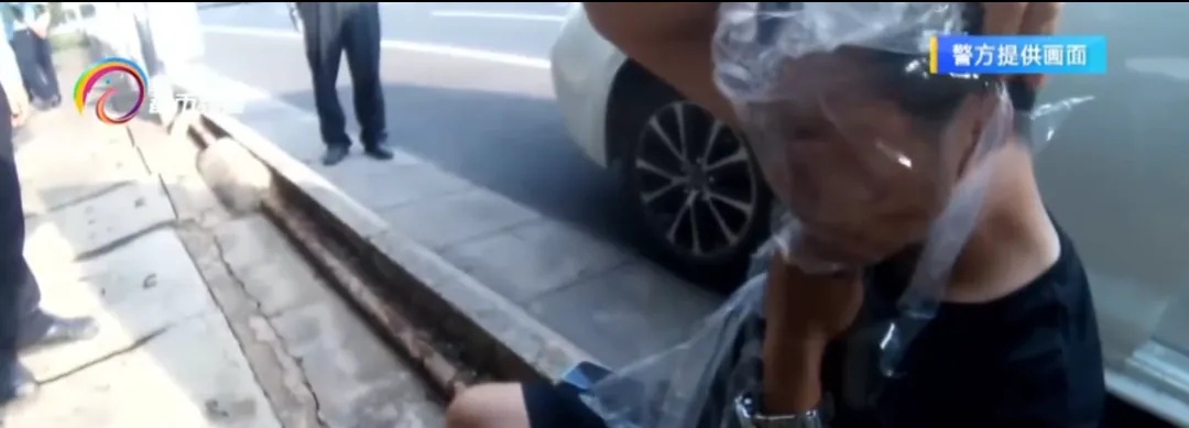 一男子高速路上突发不适,下车用塑料袋蒙头?交警发现是这症状...... 一男子高速路上突发不适,下车用塑料袋蒙头?交警发现是这症状......