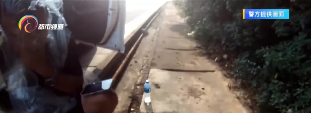 一男子高速路上突发不适,下车用塑料袋蒙头?交警发现是这症状...... 一男子高速路上突发不适,下车用塑料袋蒙头?交警发现是这症状......
