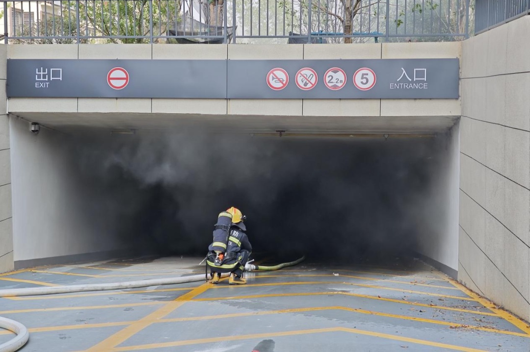 地下停车场内豪车自燃,百万座驾被烧得面目全非 地下停车场内豪车自燃,百万座驾被烧得面目全非