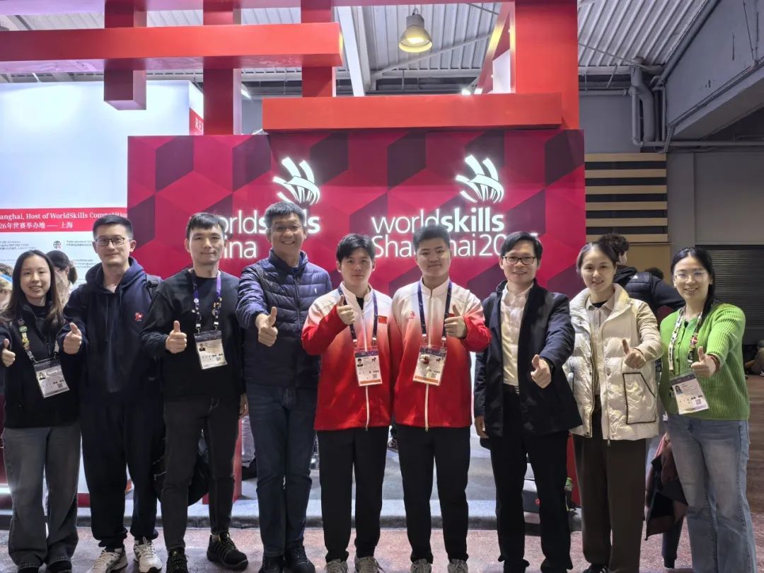 厉害！俩00后首次参赛就成世界冠军！