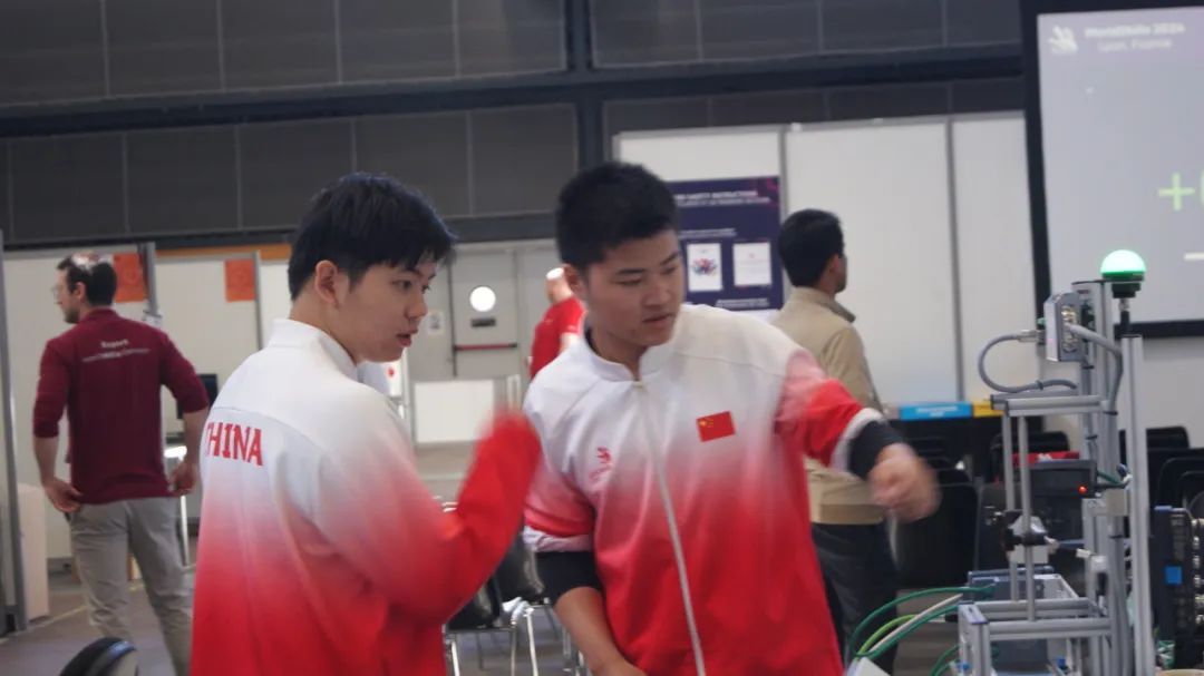 厉害！俩00后首次参赛就成世界冠军！