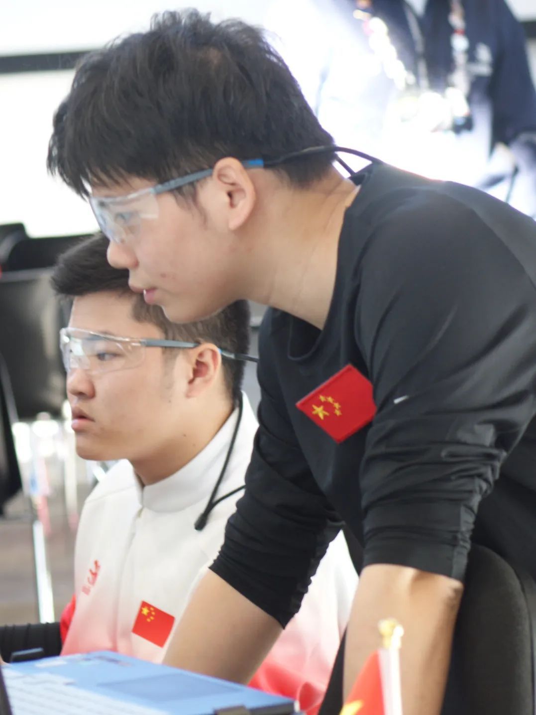厉害！俩00后首次参赛就成世界冠军！
