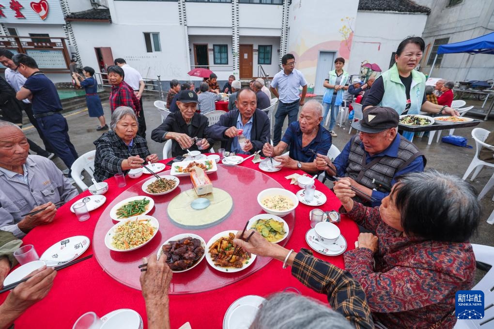 浙江诸暨:山村爱心食堂敬老宴 浙江诸暨:山村爱心食堂敬老宴