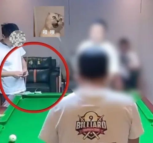 一杆台球入洞，想打“擦边球”？拘！