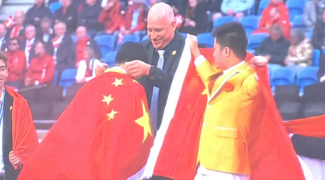 厉害！俩00后首次参赛就成世界冠军！