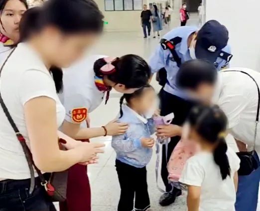 “一下、两下、三下……”3岁女童救回来了 “一下、两下、三下……”3岁女童救回来了
