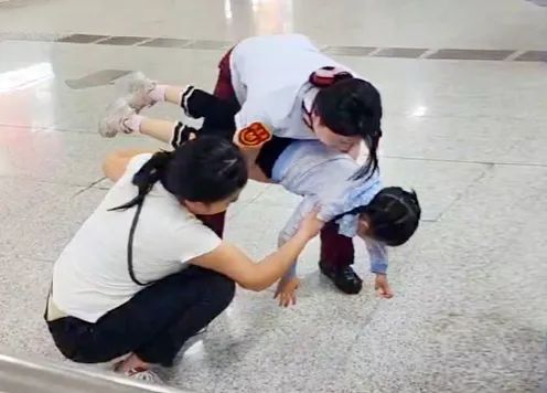 “一下、两下、三下……”3岁女童救回来了 “一下、两下、三下……”3岁女童救回来了