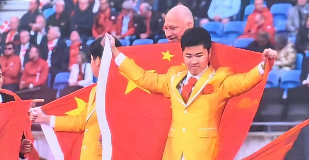 厉害！俩00后首次参赛就成世界冠军！