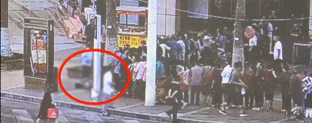 八旬老太排队领鸡蛋，被挤倒摔伤身亡！家属将超市告了，法院判了→